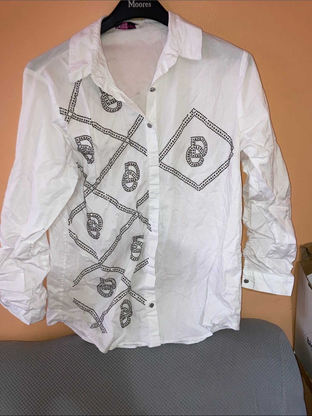 CLUP DEPPO White Button-Up Shirt with Black Logo Tag
